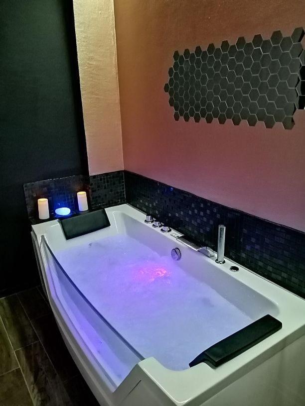 Appartement Avec Balneo Et Sauna Privatif - Le Rose Cuivre Troyes Bagian luar foto