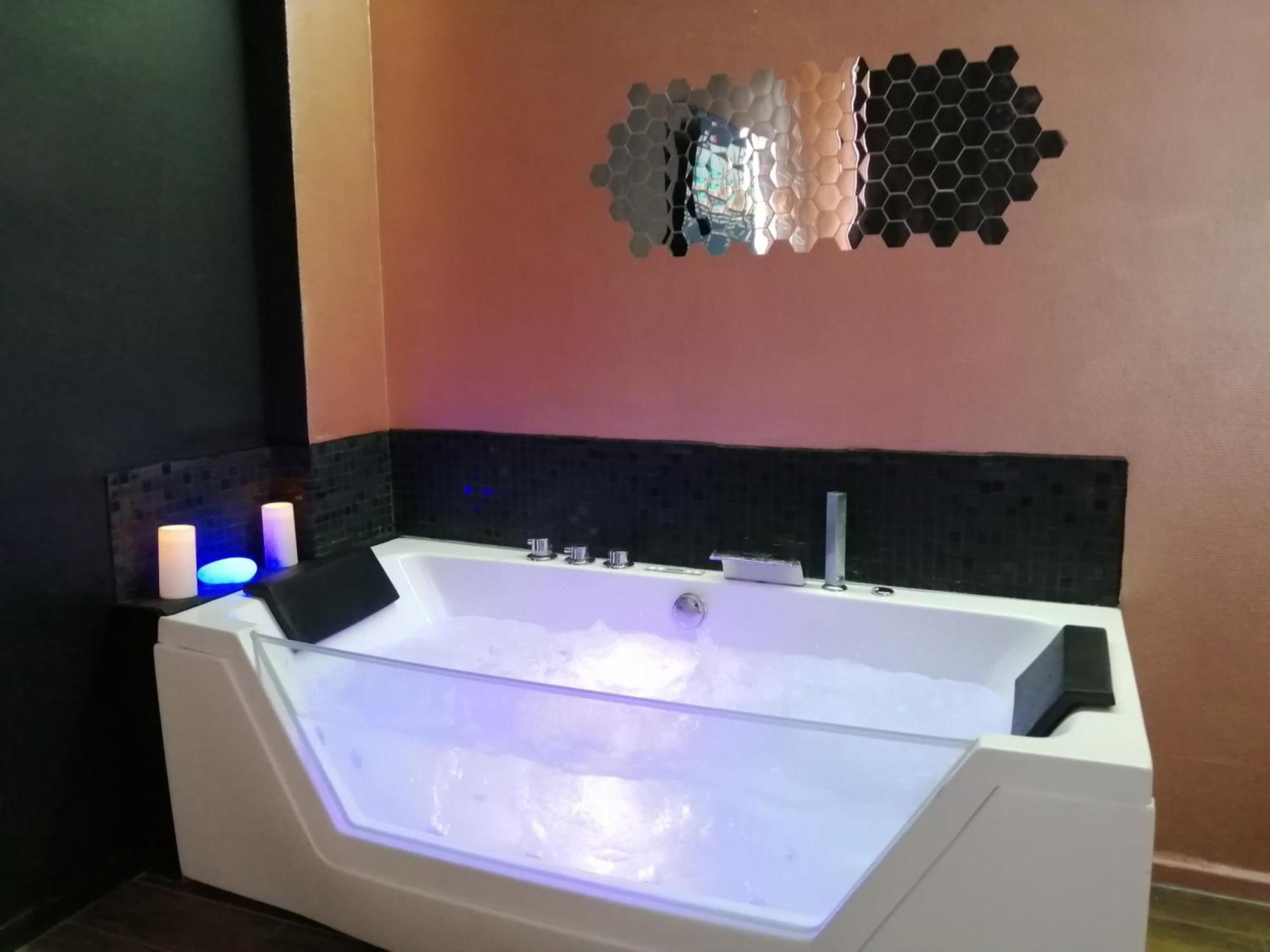 Appartement Avec Balneo Et Sauna Privatif - Le Rose Cuivre Troyes Bagian luar foto